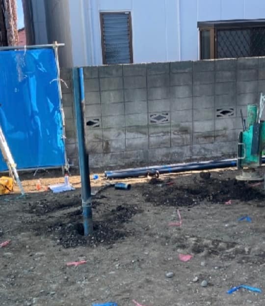 鋼管杭の施工現場。地中に打ち込まれた鋼管が、建物の荷重を支持層まで伝える