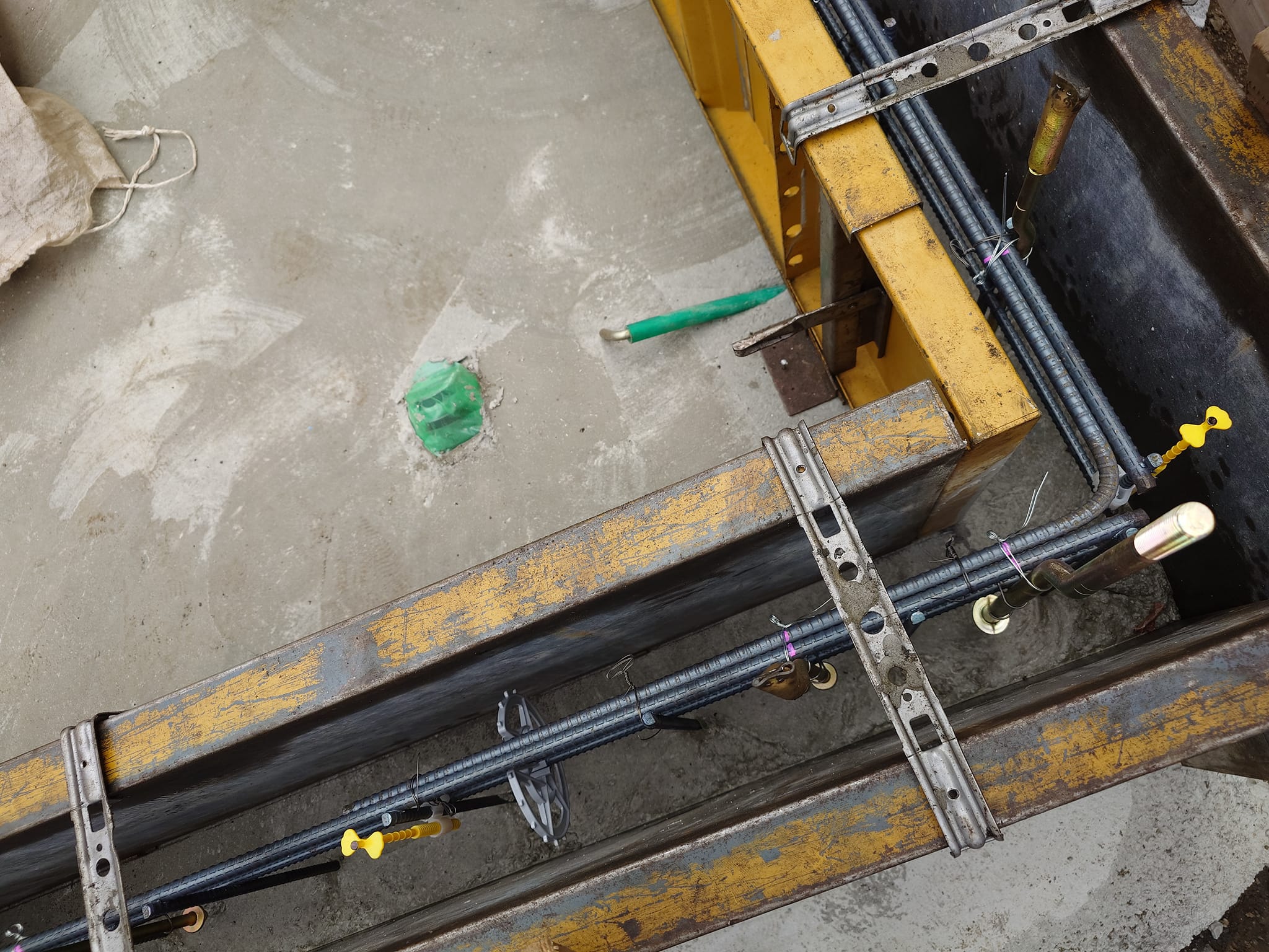 立上り部分の配筋とセパレーター。コンクリート打設前の状態