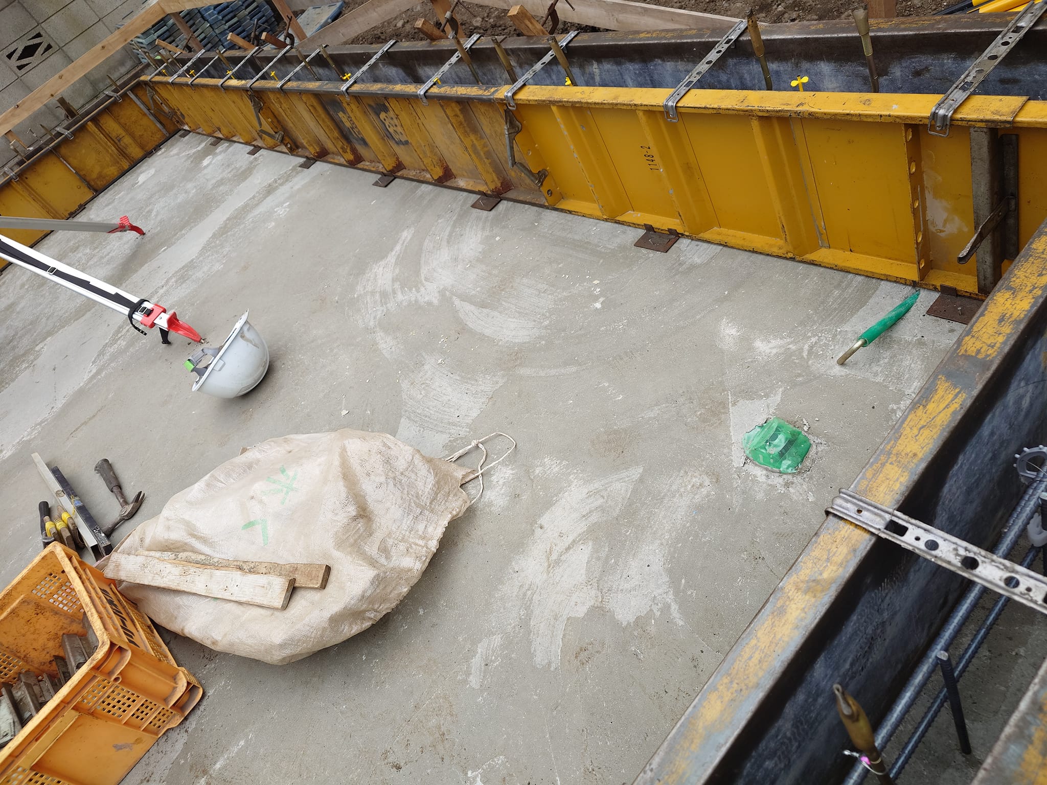 底盤打設完了後、立上り型枠設置の様子