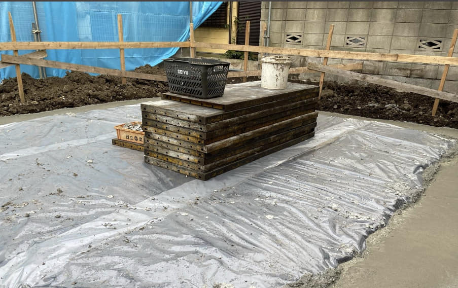 捨てコン打設後の状態。防湿フィルムが地面を覆う