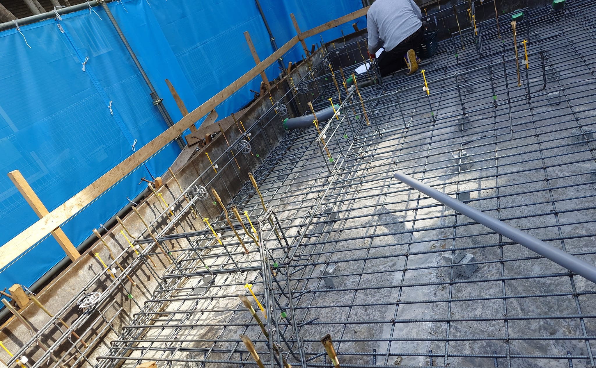 配筋検査当日。工事監督が一つひとつの鉄筋をチェックしていく