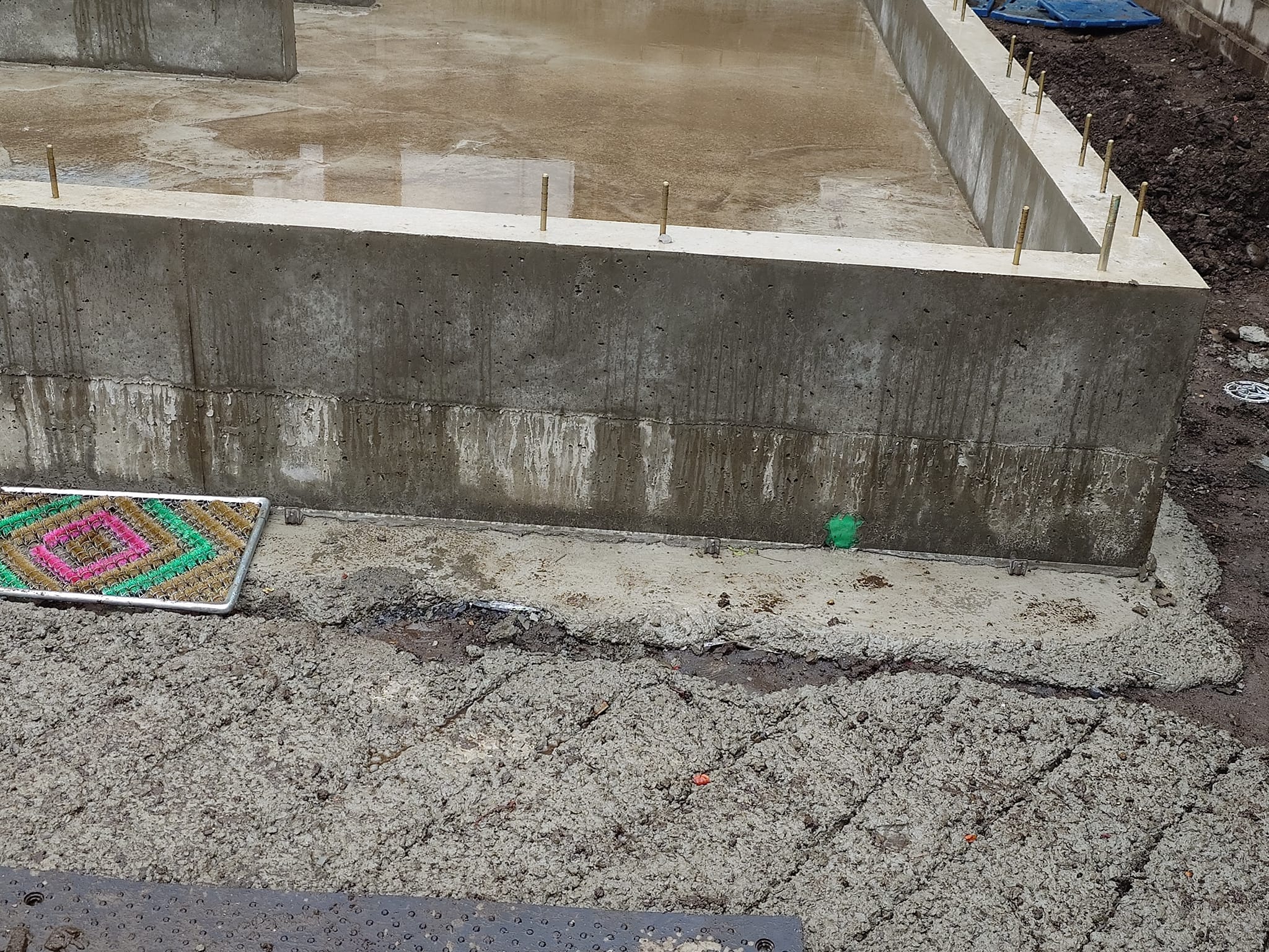 基礎工事完了。立上り部分からアンカーボルトが伸び、これから建て方工事で土台が固定される