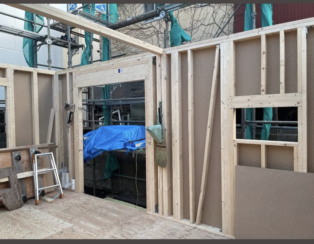 組み上がった1階躯体。構造用パーティクルボード「novopan STPⅡ」（9mm）にツーバイフォー木材を打ち付けて組み立てられている