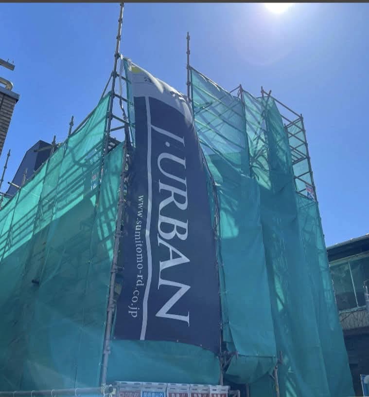 足場とメッシュシートで覆われた現場。躯体が完成し、いよいよ造作フェーズへ向かう