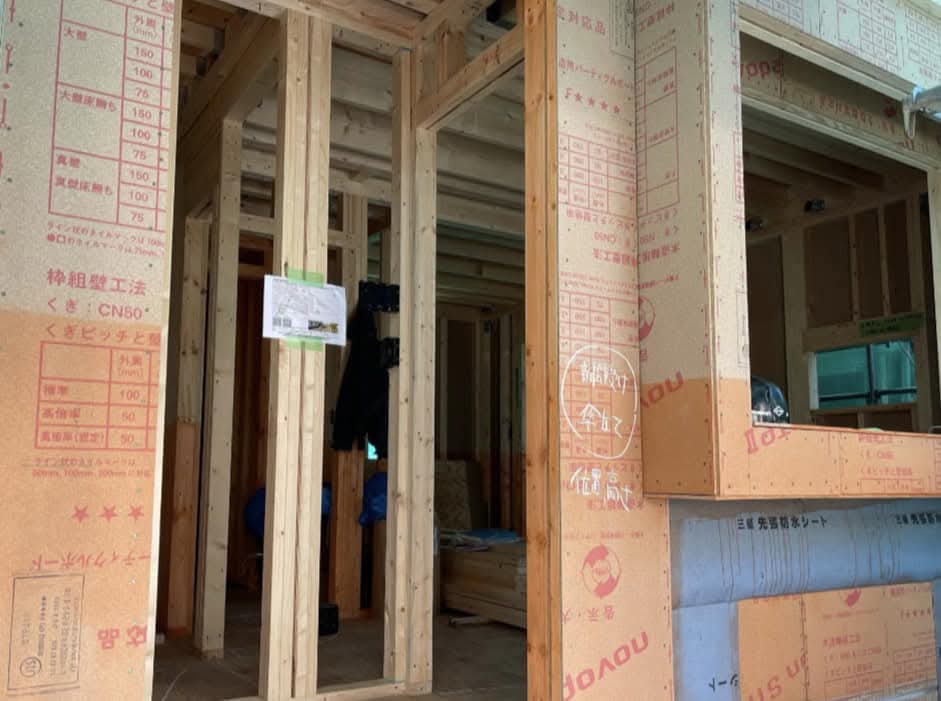 上棟確認会の現場。外壁側に構造用パーティクルボードが貼られ、間取りが立体として立ち上がっている