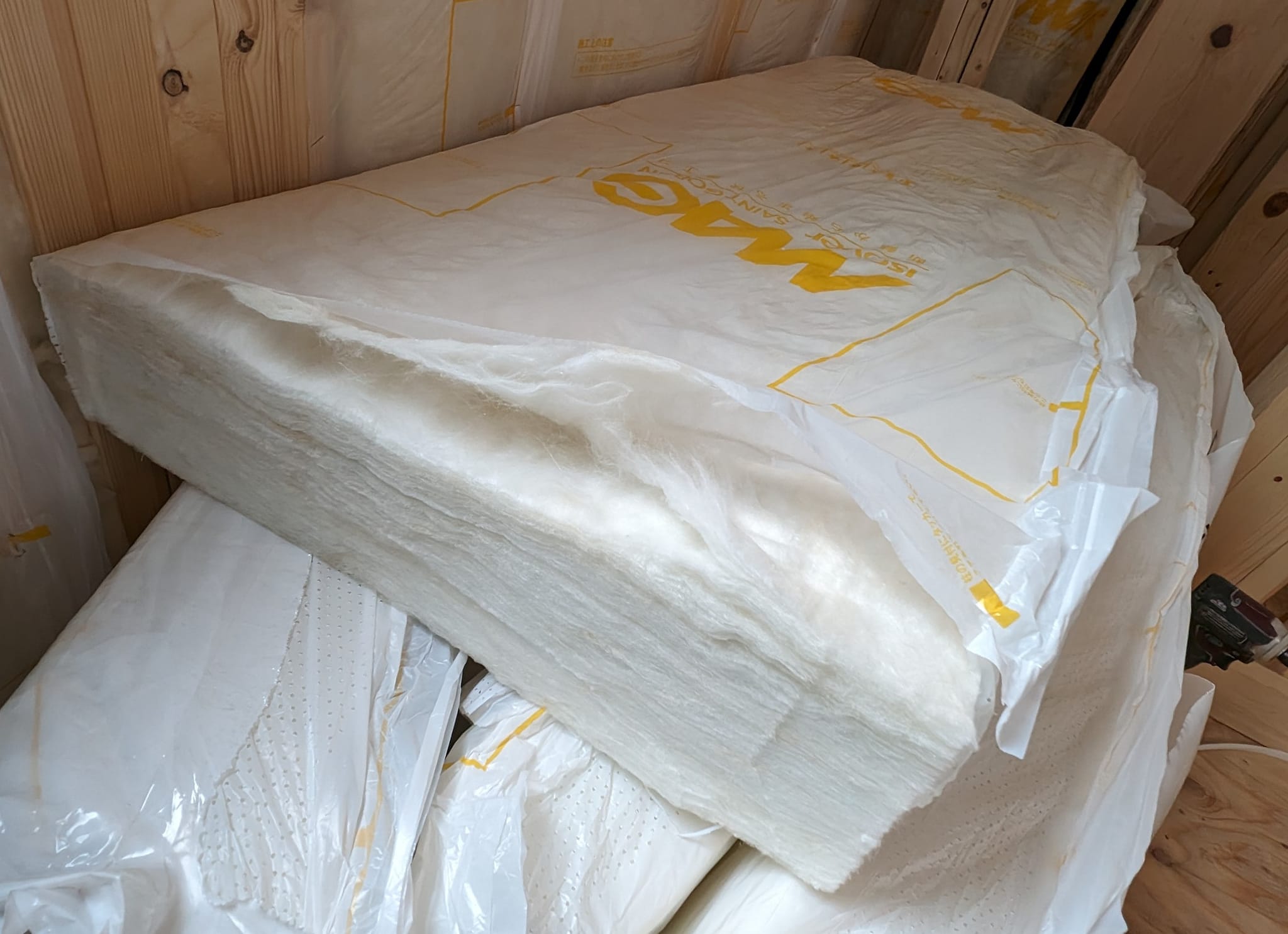 イゾベールの中身。フワフワのグラスウール繊維が、防湿袋に収められている