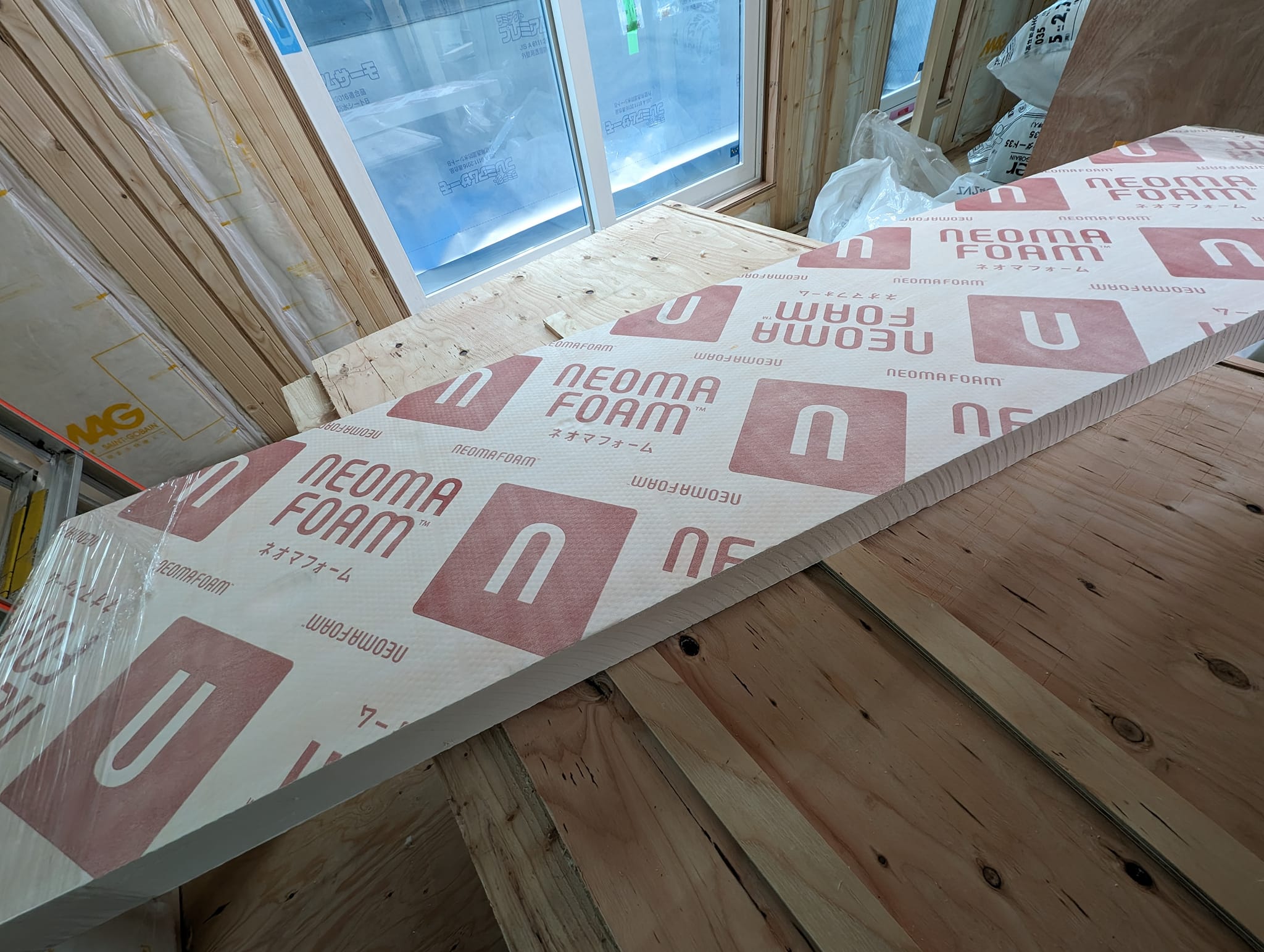 勾配天井に使うフェノールフォーム「ネオマフォーム」。薄い板状だが、グラスウールと同等の断熱性能を確保できる