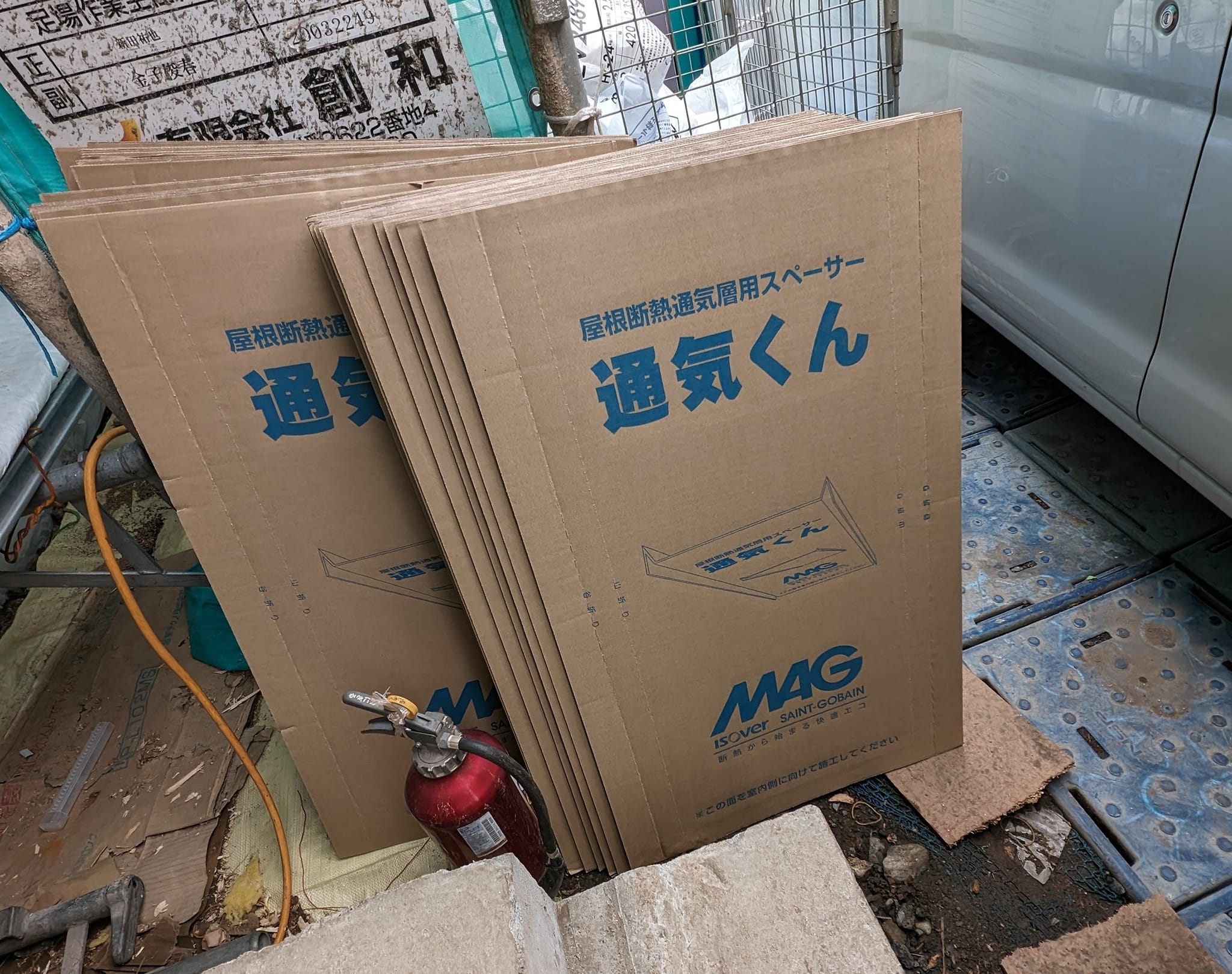 マグ・イゾベール社の「通気くん」。屋根断熱通気層用のダンボール製スペーサー