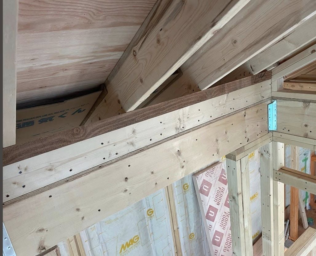 屋根の下地と断熱材の間に、通気くんをスペーサーとして配置する。これで屋根の通気層が確保される