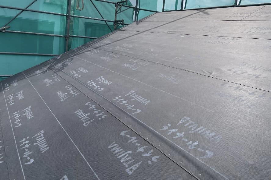 屋根の下葺として貼られたタジマ社「ライナールーフ」。この上に、本葺きとして屋根材が施工される