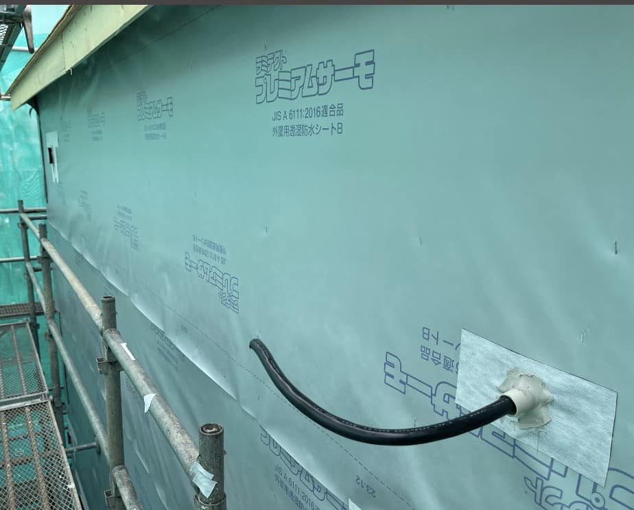 外壁に貼られた透湿・防水・遮熱シート「ラミテクト・プレミアムサーモ」。この上に、サイディングが施工される