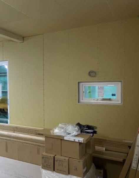 吉野石膏社の「不燃タイガーボード」。石膏ボードの壁だが、40cm間隔で2×4の柱が入っているので強度は十分