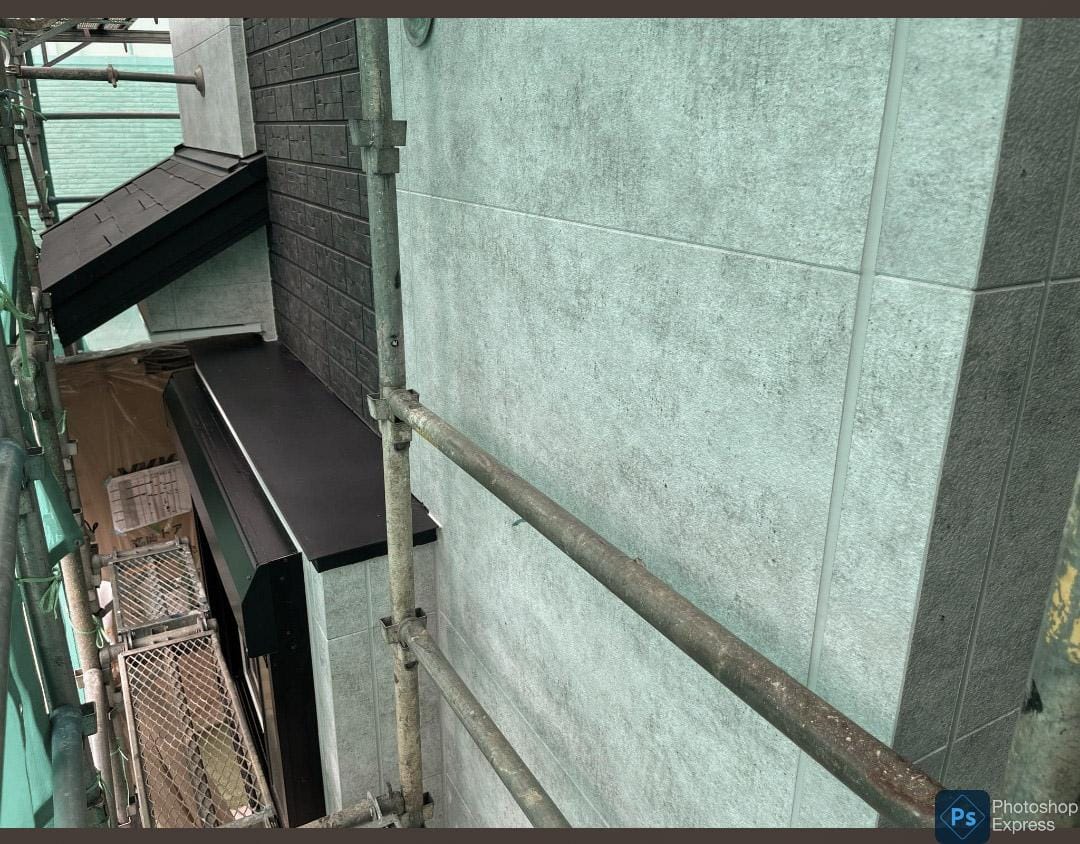 ベースに採用した「フィエルテ」。コンクリート調の質感で、アクセント使いが定石だが、当家では全面に採用した