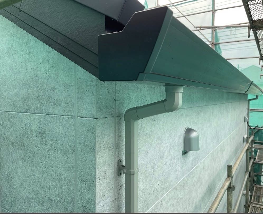 外壁に合わせた色の雨樋と換気フード。細部まで統一感のある外観になった