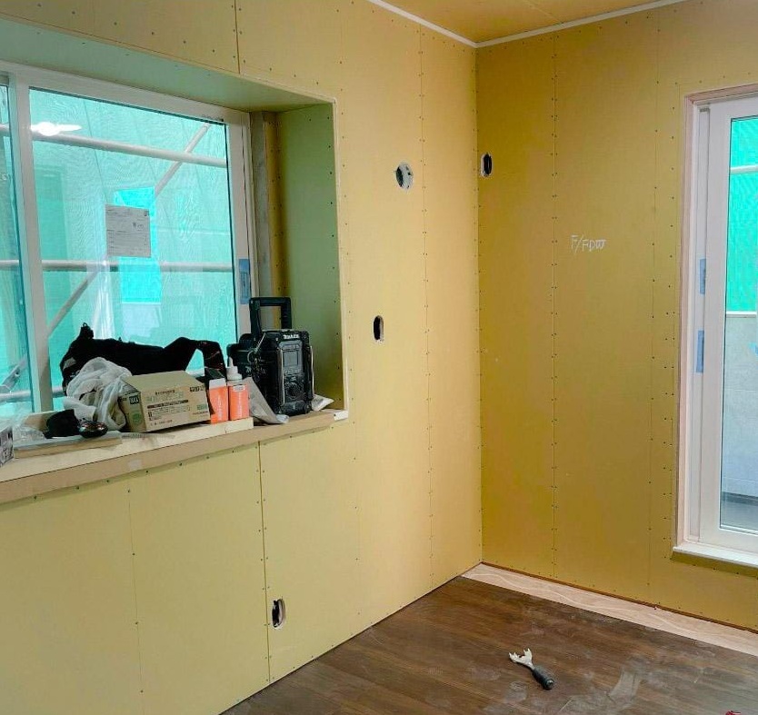 内装の壁ボードとフローリングが施工された1階。出窓は職人さんの道具置きに活用されている