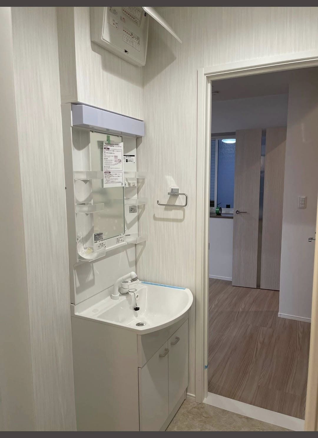 1階フロア。淡いブルームエルムのフローリングとホワイトのインテリアを基調にした、明るく広がりを感じる空間