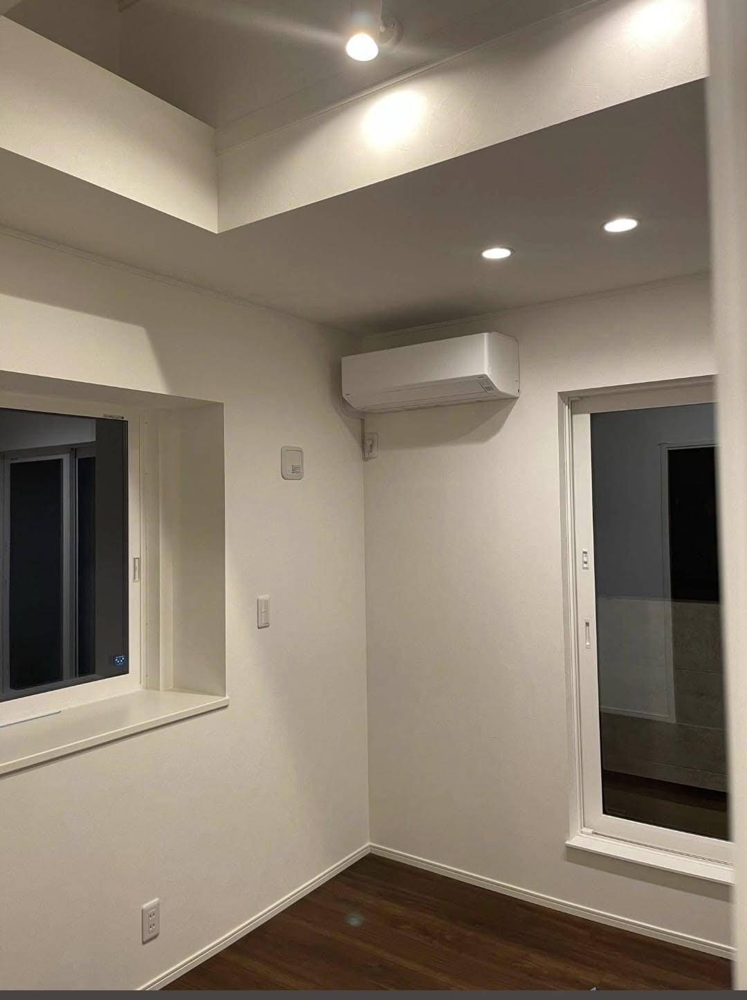 2階フロア。ディープウォールナットのフローリングで締まった印象に。エアコンは富士通ゼネラル社