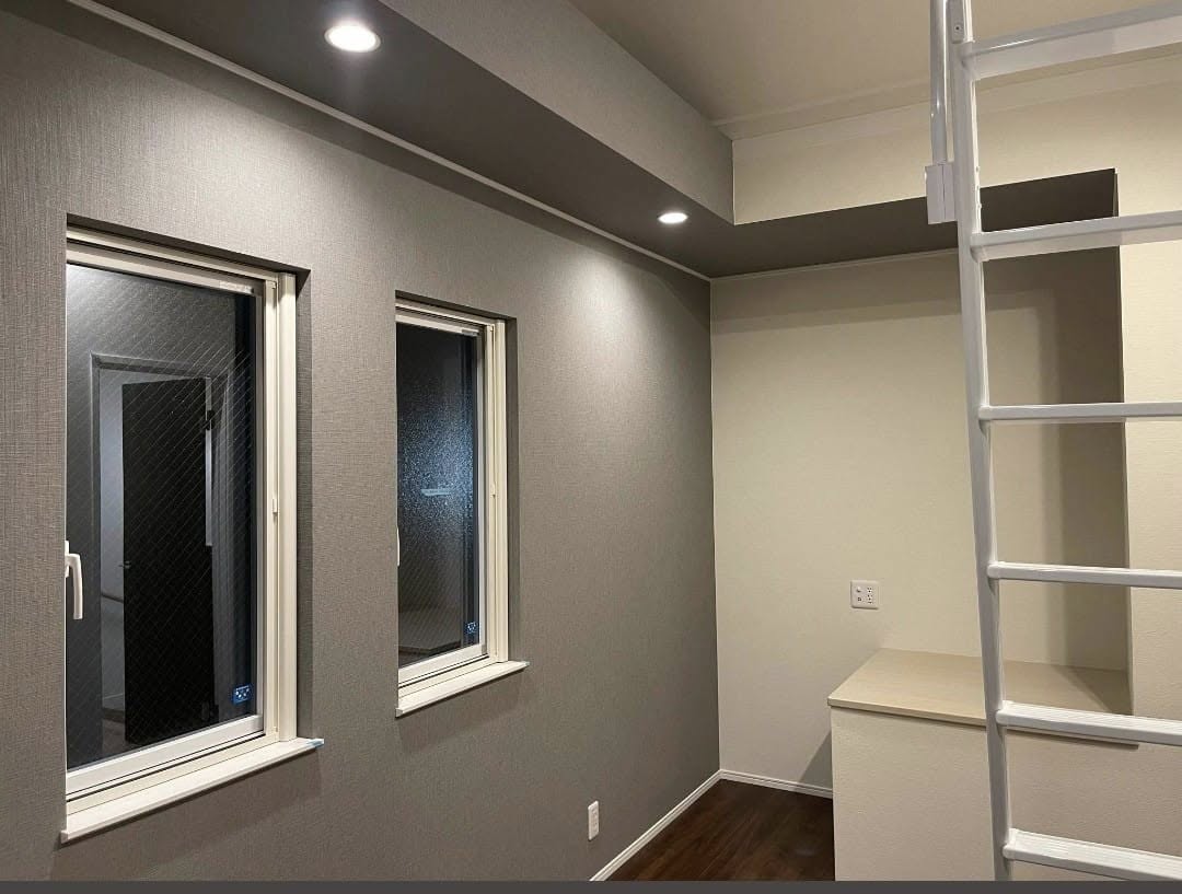 階段の床上がり部分。ハウスメーカーの設計ではクローゼット予定だった場所を、扉なしの空間として残した。ロフトへ続くはしごも設置されている