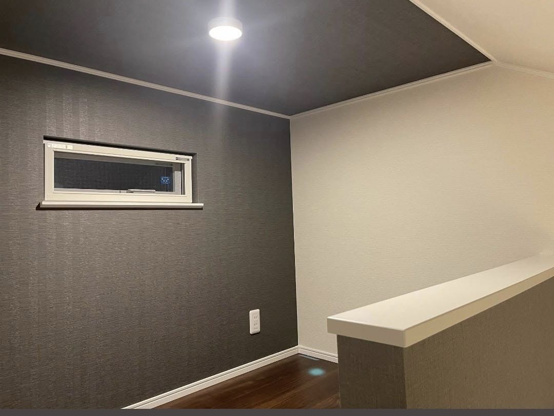 小屋裏のロフト。座って身動きする程度の天井高だが、ここは秘密基地として、コレクションエリアとして使う予定