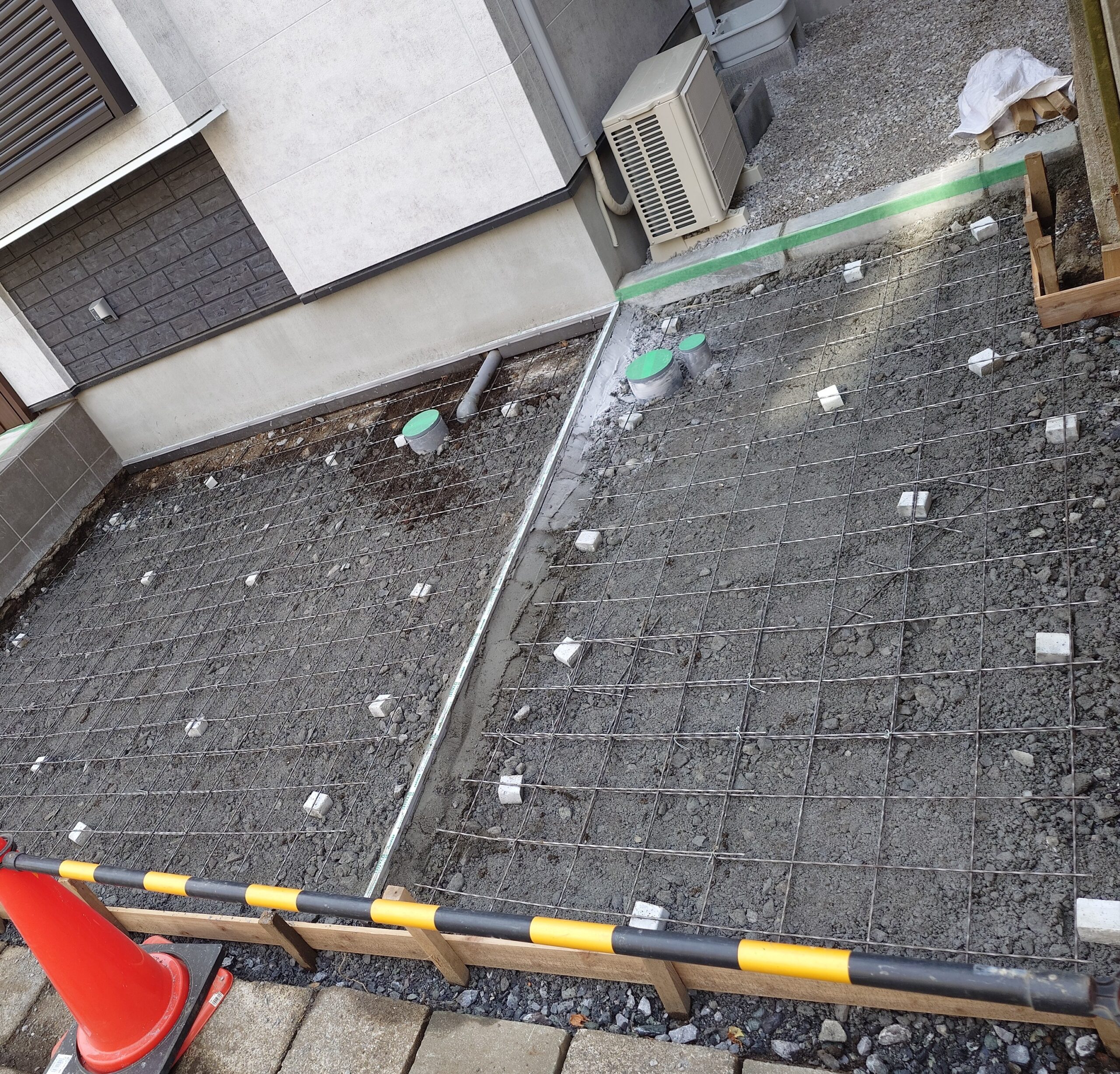 土間コンクリートの施工前。鉄筋メッシュが組まれ、これからコンクリートを流し込む段階