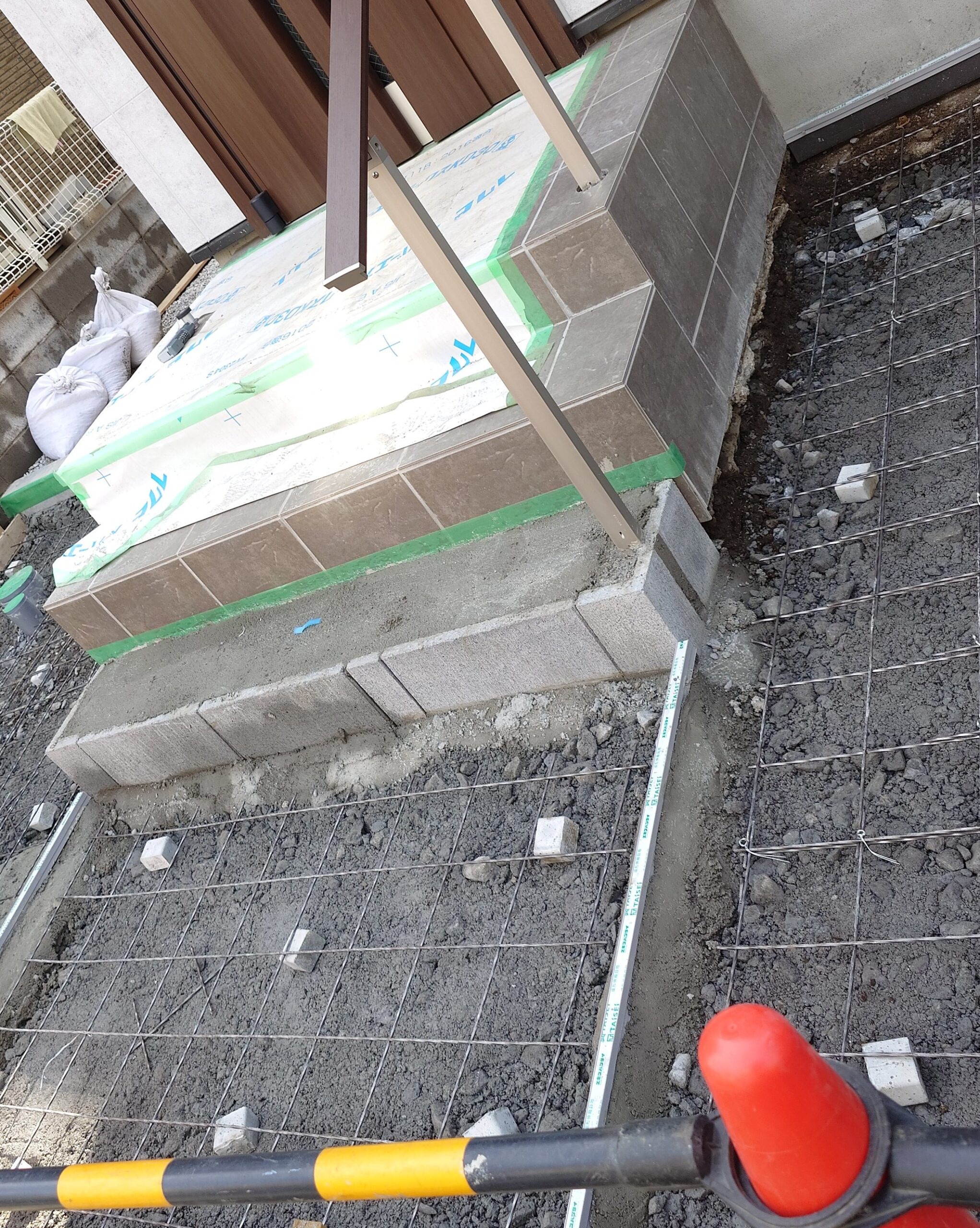 玄関ポーチの施工中。当初2段の予定が3段になった、その施工過程