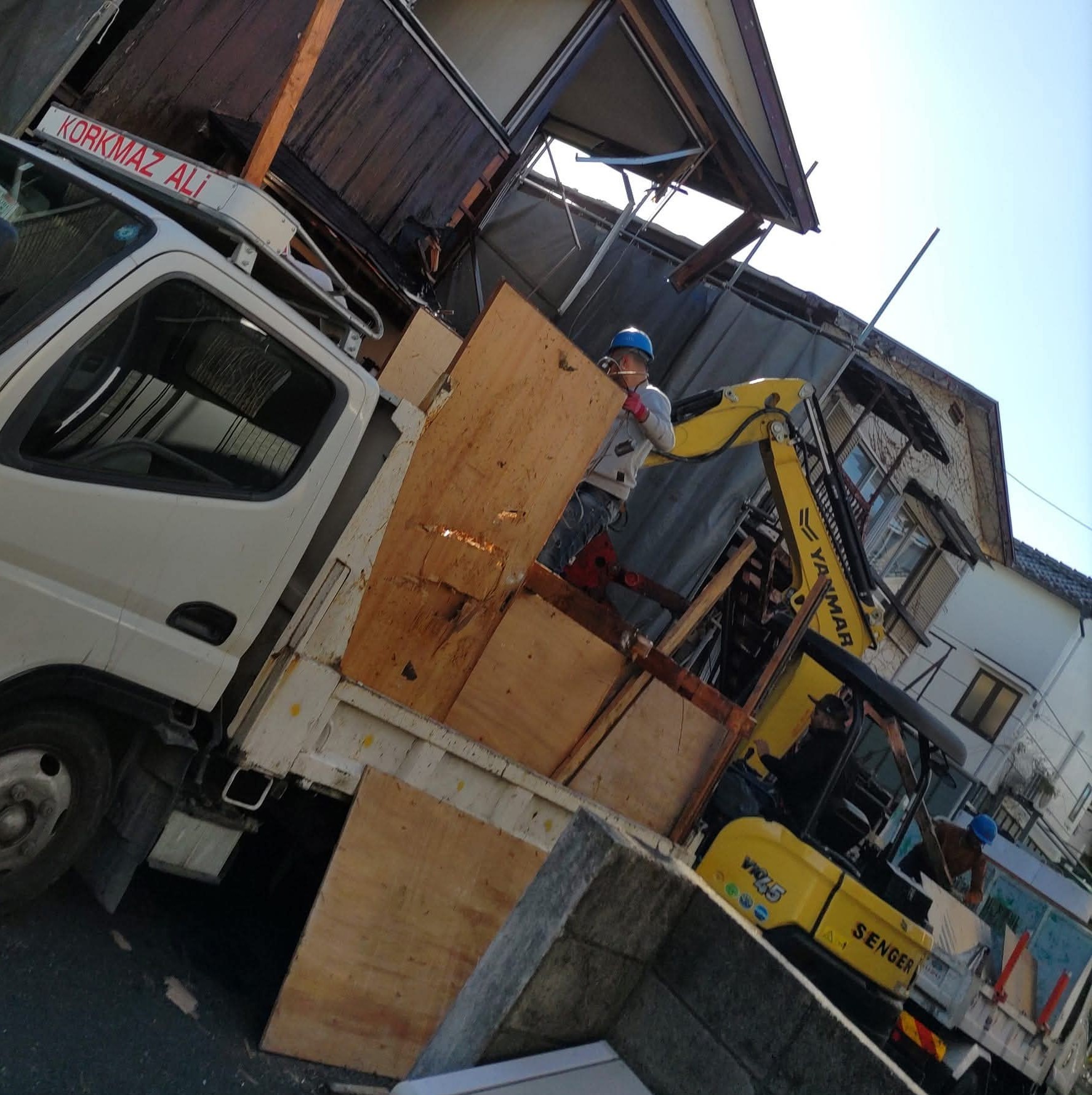 解体作業中の現場