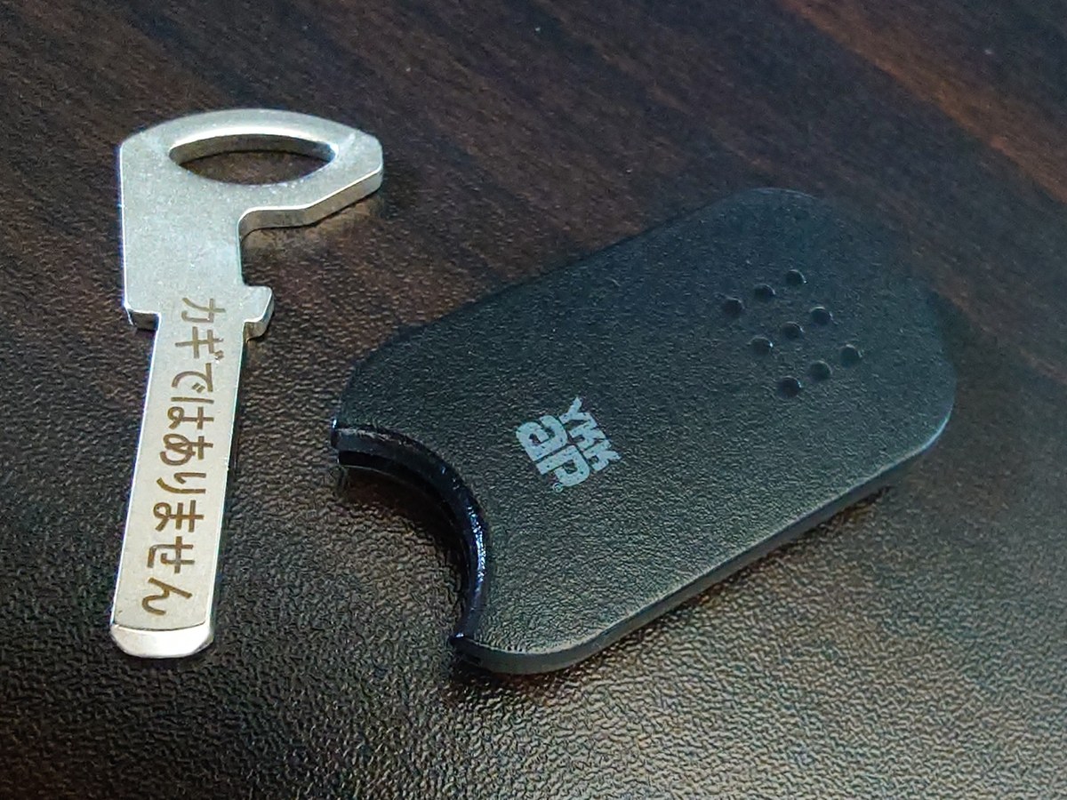 タグキーから取り出したダミーキー(「カギではありません」の刻印)